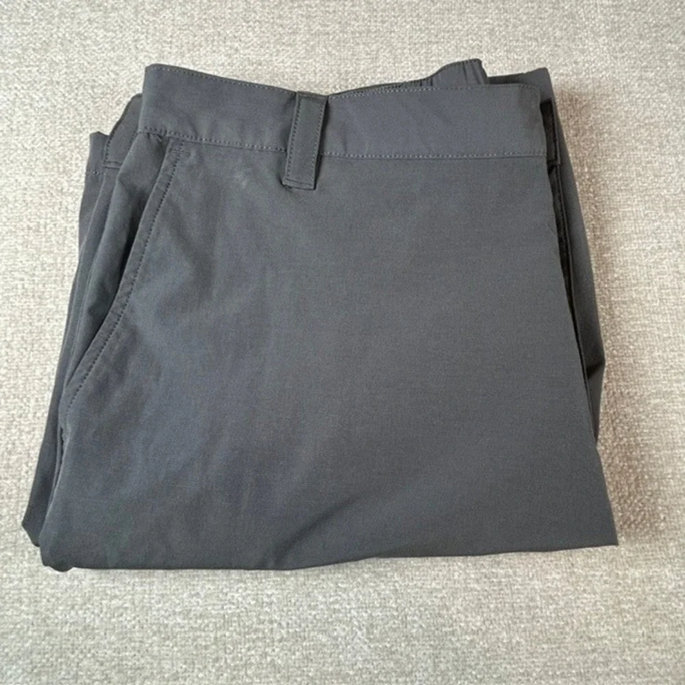 Banana Republic Men's Gray Lightweight Flat Front Chino Shorts 38 Inseam 9